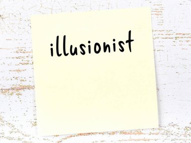 İllüzyonist hakkında hatırlatma kavramı. Tahta duvarda üzerinde yazı olan sarı yapışkan kağıt.
