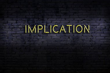 Tuğla duvara yazı kazınmış neon tabela. Gece görünümü