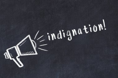 Hoparlör çizimi ve yazıt öfkesi olan siyah karatahta