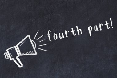 Hoparlörün tebeşir çizimi ve siyah masanın üzerine el yazısıyla yazılmış dördüncü bölüm.