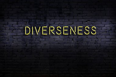 Geceleri duvarda neon levhası var. Yazı çeşitliliği