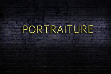 Geceleri duvarda neon levhası var. Yazı portresi