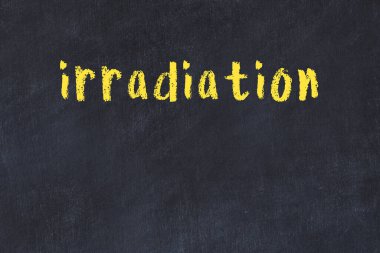 Üzerinde el yazısı radyasyon olan üniversite yazı tahtası.