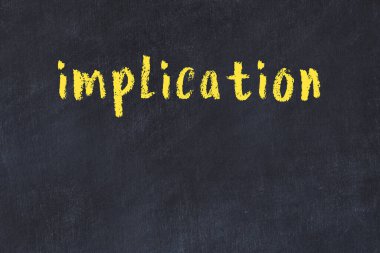 Üzerinde el yazısı olan bir kolej tahtası.