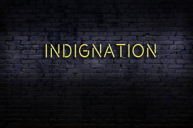 Geceleri duvarda neon levhası var. Yazıt öfkesi