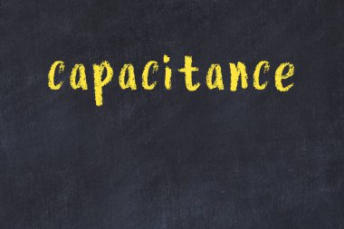 Siyah masanın üzerine elle yazılmış tebeşir yazma kapasitesi