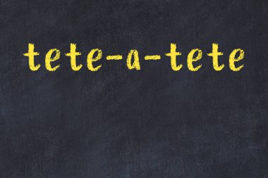 Üzerinde el yazısı tete-a-tete olan üniversite yazı tahtası.