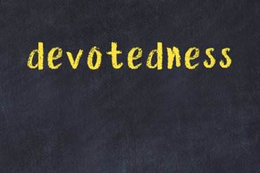 Tebeşir el yazısıyla yazılmış yazı, siyah masaya sadıktır.