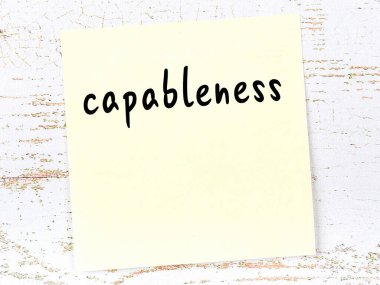 Kapasiteyi hatırlatma kavramı. Tahta duvarda üzerinde yazı olan sarı yapışkan kağıt.