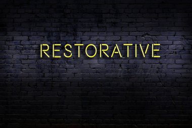 Duvara yazı yazılan neon tabela. Gece görünümü