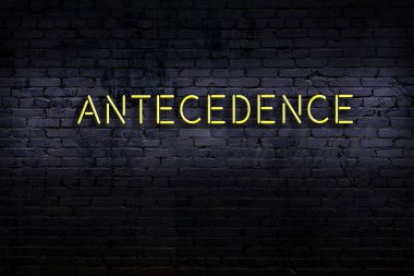 Duvara yazı kazınmış neon levhası. Gece görünümü