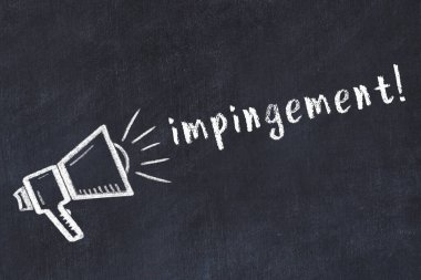 Hoparlörün tebeşir çizimi ve siyah masanın üzerine el yazısıyla yazılmış yazması