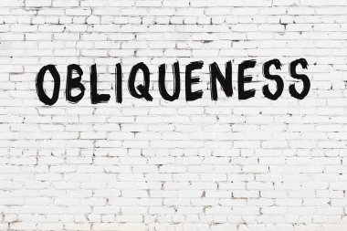 Yazıt eğriliği beyaz tuğla duvara siyah boya ile yazılmış..