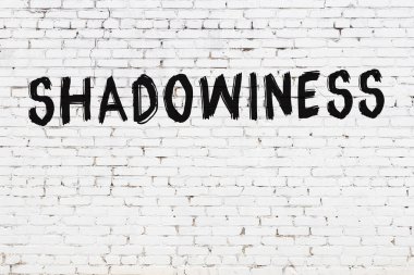 Beyaz tuğla duvara siyah boya ile yazılan yazıtlar..