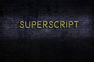 Duvara yazılı üstsimge yazılı neon levhası. Gece görünümü