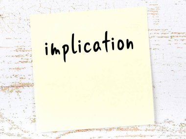 Tahta duvardaki sarı yapışkan notta elle yazılmış imalar var.