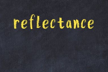 Siyah masaya elle yazılmış tebeşir yazısı yansıması