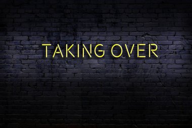 Geceleri duvarda neon levhası var. Yazıt devralıyor.