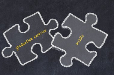 Mezuniyet egzersizi ve ortası olan iki bulmacanın tebeşir çizimi. Sorunları çözme kavramı
