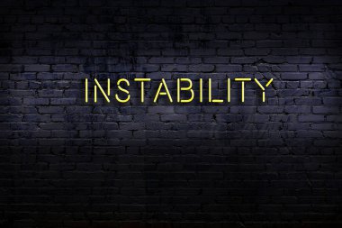 Geceleri duvarda neon levhası var. Yazı dengesizliği