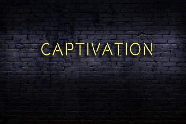 Tuğla duvara yazı kazınmış neon tabela. Gece görünümü