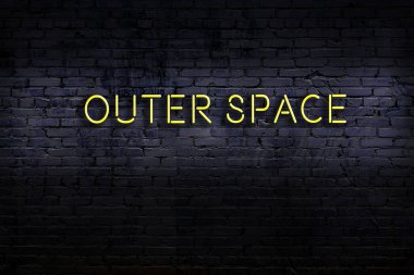 Duvara yazı kazınmış neon levhası. Gece görünümü