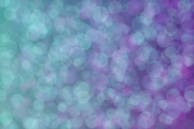 Mor 'dan suya doğru eğimli yeşil renk ve daire şeklinde desenler.