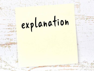 Açıklamayı hatırlatma kavramı. Tahta duvarda üzerinde yazı olan sarı yapışkan kağıt.