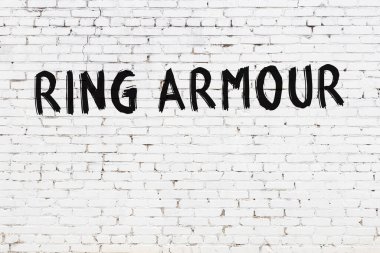 Beyaz tuğladan bir duvar. Siyah boyayla yazılmış bir zırh.