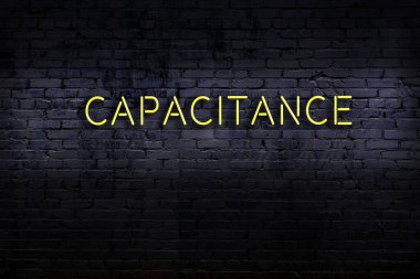 Duvara yazı yazma kapasiteli neon levhası. Gece görünümü