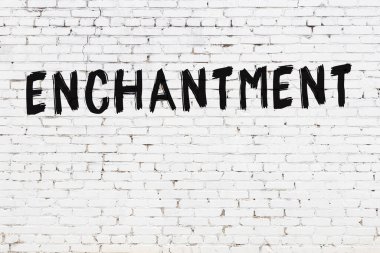 Beyaz tuğla duvara siyah boya ile yazılmış bir büyü..