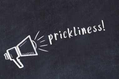 Hoparlörün tebeşir çizimi ve siyah masanın üzerine el yazısı dikenli yazı.