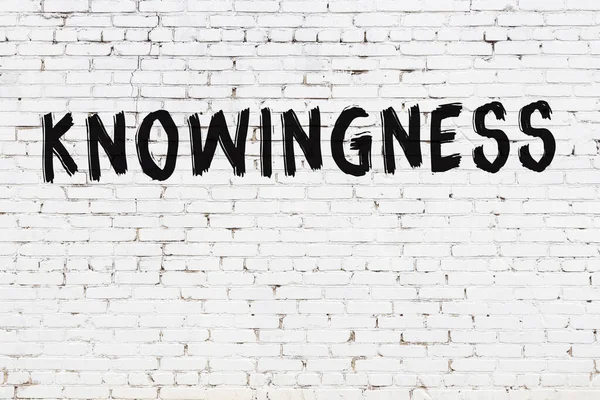 Ściana Białej Cegły Napisem Knowingness Ręcznie Czarną Farbą — Zdjęcie stockowe