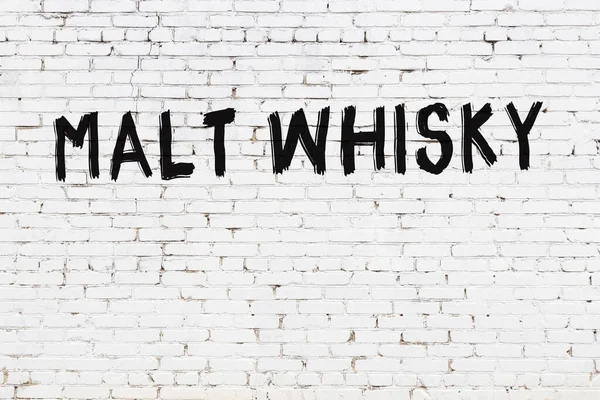 Vit Tegelvägg Med Inskription Malt Whisky Handskriven Med Svart Färg — Stockfoto