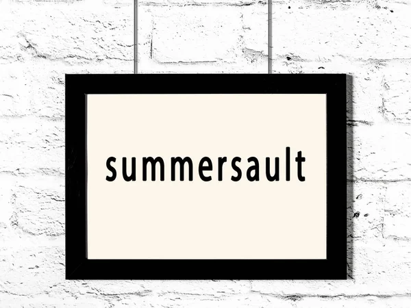 Μαύρο Ξύλινο Πλαίσιο Επιγραφή Summersault Κρέμεται Λευκό Τοίχο Τούβλο — Φωτογραφία Αρχείου