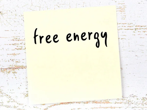 Концепция Напоминания Свободной Энергии Желтый Липкий Лист Бумаги Деревянной Стене — стоковое фото