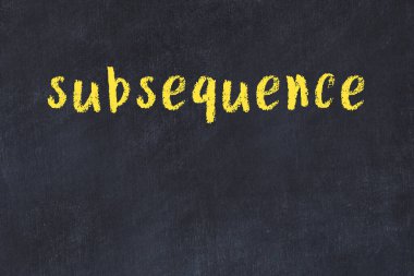 Tebeşir el yazısıyla yazılmış yazı alt dizisi siyah masada