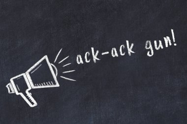 Hoparlörlerin tebeşir çizimi ve siyah masanın üzerine el yazısıyla yazılmış ack-ack tabancası.