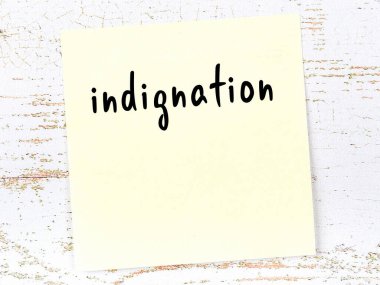 Öfkeyi hatırlatma kavramı. Tahta duvarda üzerinde yazı olan sarı yapışkan kağıt.