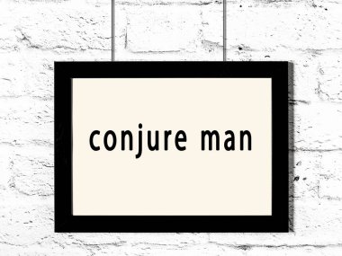 Üzerinde yazı olan siyah ahşap çerçeve beyaz tuğla duvarda asılı sihirbaz. 