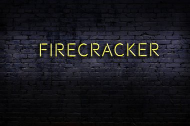 Geceleri duvarda neon levhası var. Yazıt kestane fişeği