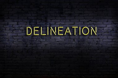 Geceleri duvarda neon levhası var. Yazı tanımlaması