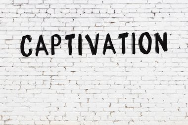 Beyaz tuğla duvara siyah boya ile yazılmış bir yazı..