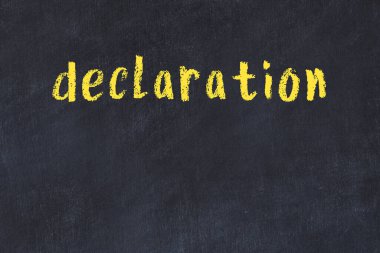 Siyah masaya elle yazılmış tebeşir beyanı