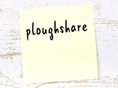 Tahta duvardaki sarı yapışkan notta elle yazılmış saban taşı var.