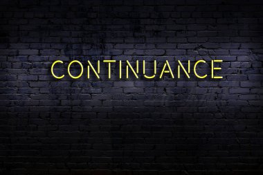 Geceleri duvarda neon levhası var. Yazı devamlılığı