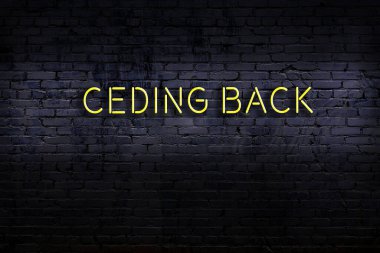 Geceleri duvarda neon levhası var. Yazı geri çekiliyor