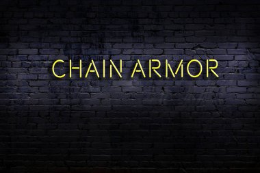 Geceleri duvarda neon levhası var. Yazı zinciri zırhı