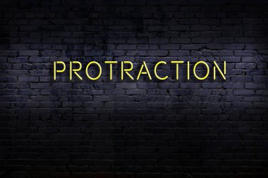 Geceleri duvarda neon levhası var. Yazı uzantısı