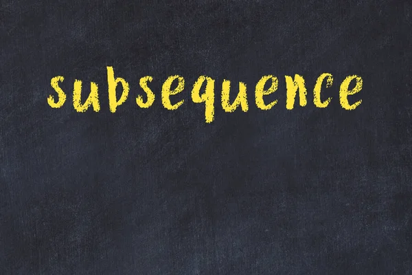 Tebeşir el yazısıyla yazılmış yazı alt dizisi siyah masada